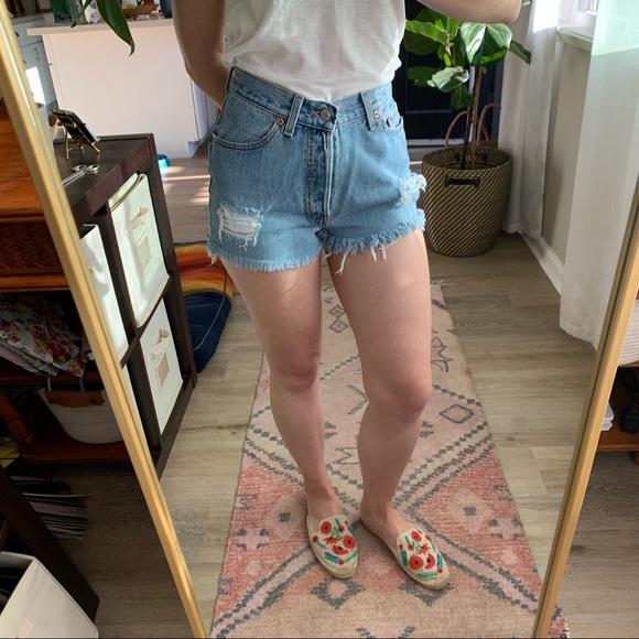 Levi’s | Vintage Distressed Cutoff Denim Shorts - Picture 7 of 8